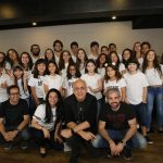 Ricardo Feghali recebe 30 crianças em seu estúdio para a gravação de clipe pela paz